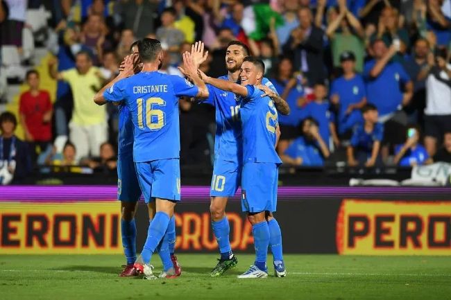 据CorrieredelloSport报道，利物浦现在正在关注亨克中场埃尔哈努斯（BilalElKhannouss），这名年轻球员被认为是目前最有潜力的中场之一。